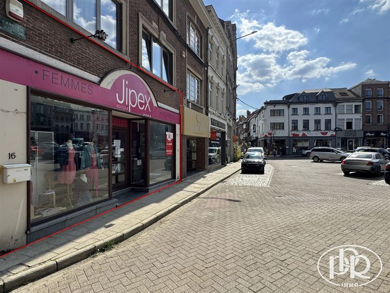 Emplacement commercial de 1er choix - Parking en face
