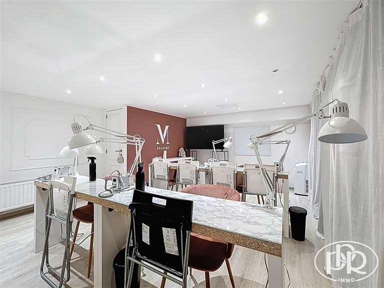 *** OFFRE ACCEPTÉ *** Entièrement rénové en 2019, 5 places de parking