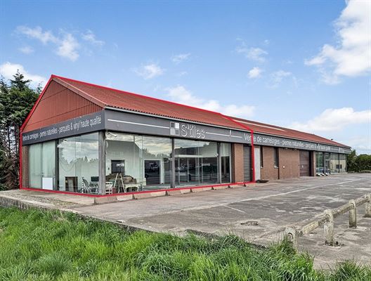 BATIMENT COMMERCIAL de ± 182 m². Façade à rue de ± 15,8 mètres dont ± 12 mètres de vitrine en façade et 10 mètres sur le côté.  Excellente visibilité sur axe passant et très fréquenté.  Parking privatif de ± 8 places ou parking commun de ± 25 places (à discuter lors de la division). Sanitaires, cuisine, chaufferie, espace bureau, citerne eaux de pluie. Toit fraichement repeint