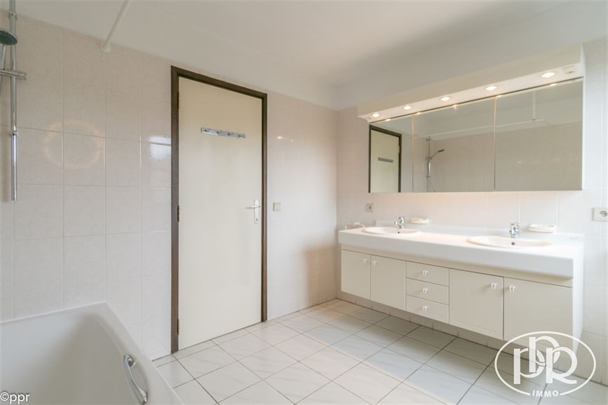 *** Signature de bail en cours*** Avec Garage, rue calme en centre-ville