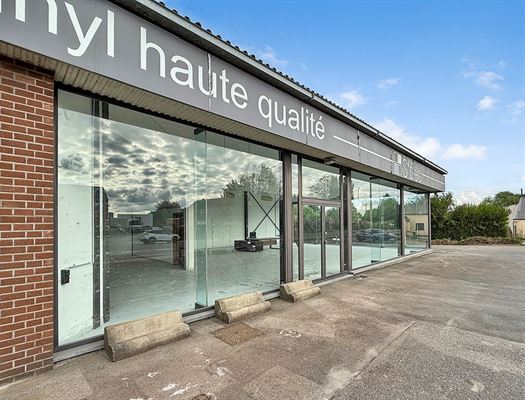 ESPACE COMMERCIAL de ± 145 m². Façade à rue de ± 12,5 mètres entièrement vitrée + environ 10 mètres de vitrine supplémentaire en latéral. Excellente visibilité sur axe passant et très fréquenté. Parking privatif