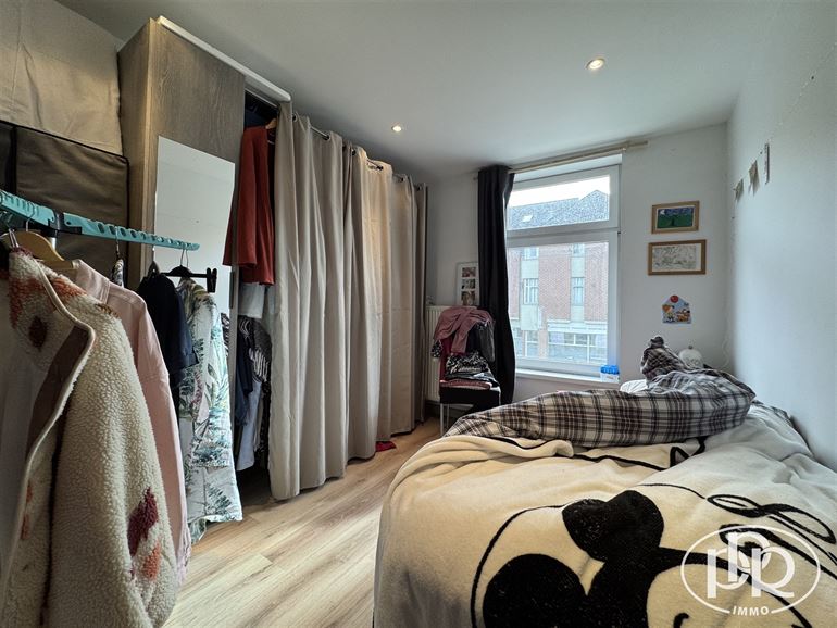 *** OFFRE ACCEPTÉE *** Immeuble avec revenu locatif annuel ± 46.000 €.