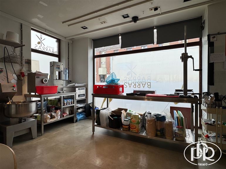 *** OFFRE ACCEPTÉE *** Immeuble avec revenu locatif annuel ± 46.000 €.