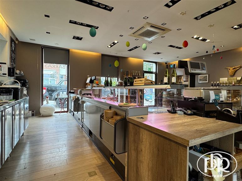 *** OFFRE ACCEPTÉE *** Immeuble avec revenu locatif annuel ± 46.000 €.