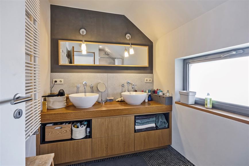 Rue résidentielle calme avec vue, double garage