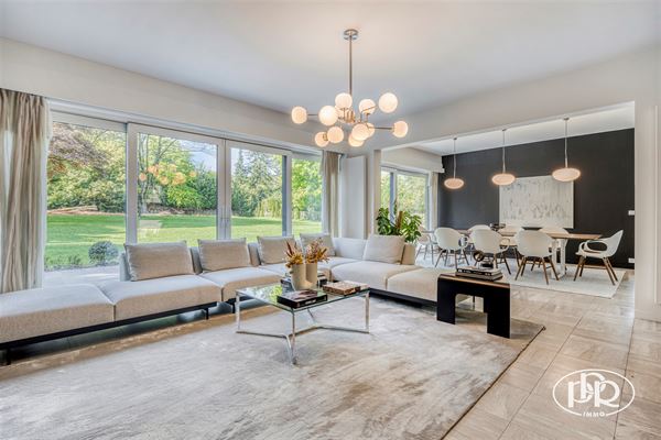 Angoussart : Prestigieuse villa d’architecte de ± 534 m² rénovée en 2012, sur un terrain de ± 39,20 ares.