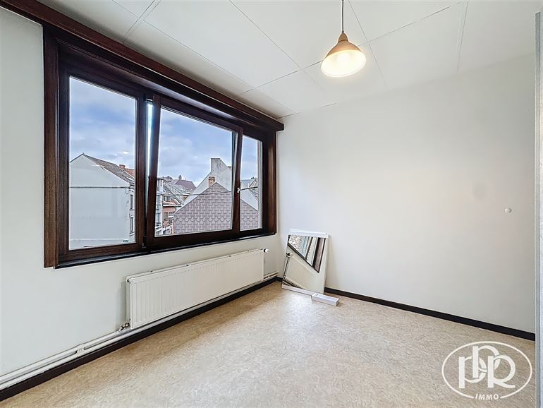 *** Signature de bail en cours *** Rénové, nettoyage communs + entretien chaudière inclus dans loyer