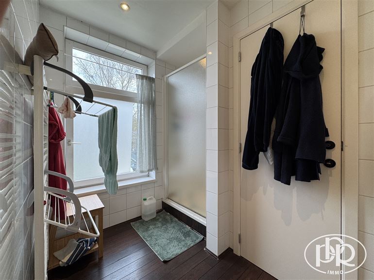 *** OFFRE ACCEPTÉE *** Immeuble avec revenu locatif annuel ± 46.000 €.