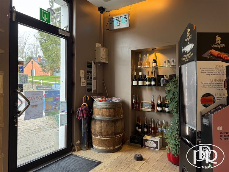 *** OFFRE ACCEPTÉE *** Immeuble avec revenu locatif annuel ± 46.000 €.