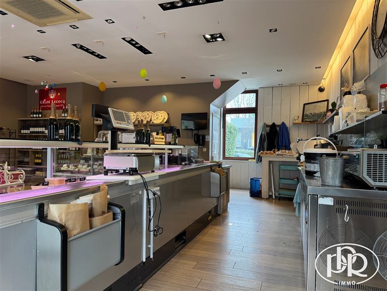 *** OFFRE ACCEPTÉE *** Immeuble avec revenu locatif annuel ± 46.000 €.