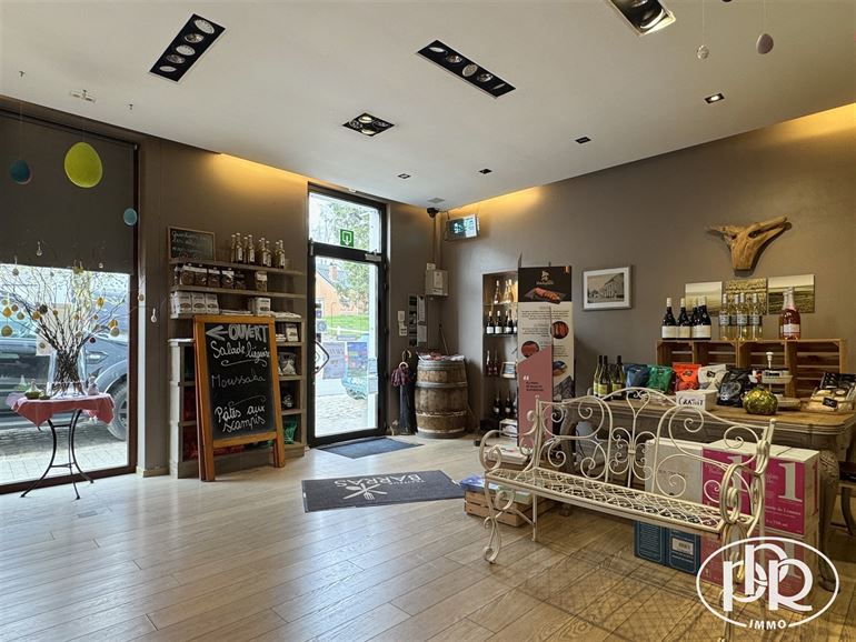 *** OFFRE ACCEPTÉE *** Immeuble avec revenu locatif annuel ± 46.000 €.