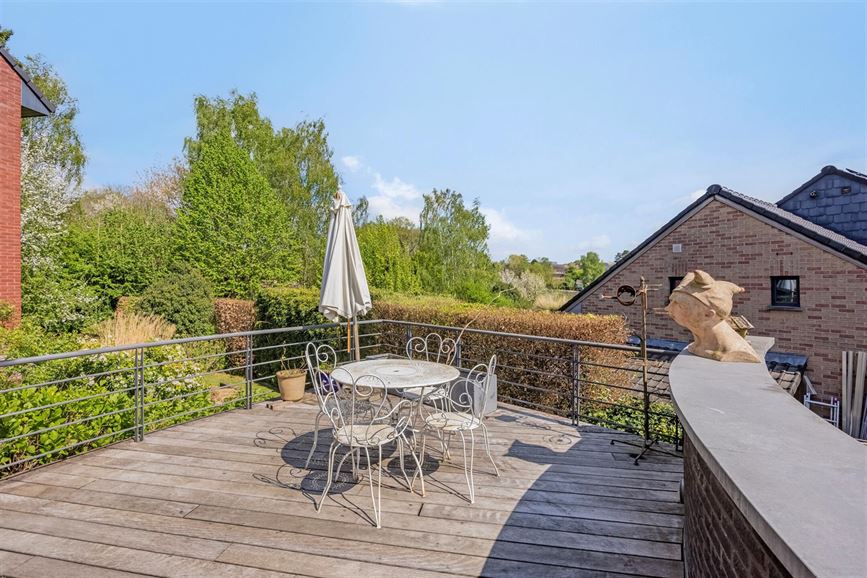 Rue résidentielle calme avec vue, double garage