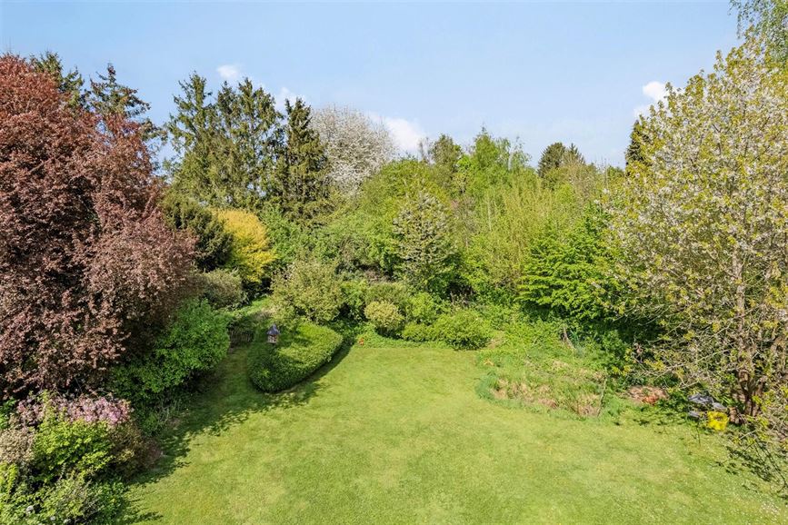 Rue résidentielle calme avec vue, double garage