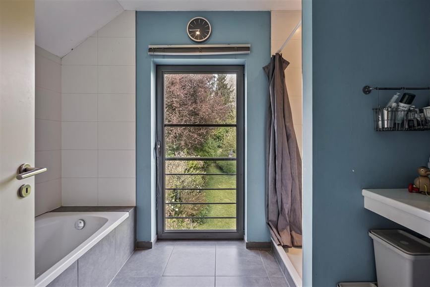 Rue résidentielle calme avec vue, double garage