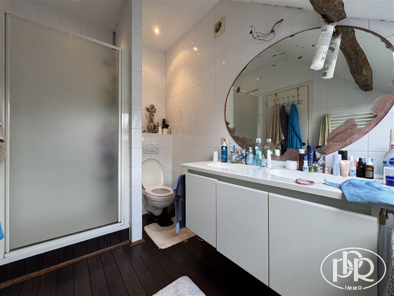 *** OFFRE ACCEPTÉE *** Immeuble avec revenu locatif annuel ± 46.000 €.