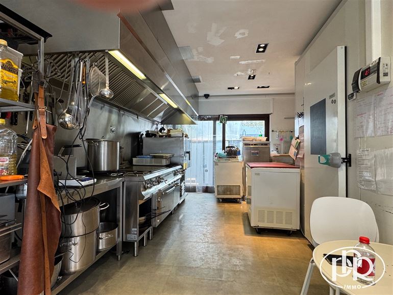 *** OFFRE ACCEPTÉE *** Immeuble avec revenu locatif annuel ± 46.000 €.