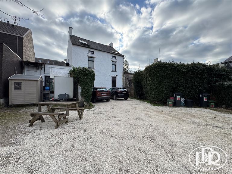 *** OFFRE ACCEPTÉE *** Immeuble avec revenu locatif annuel ± 46.000 €.