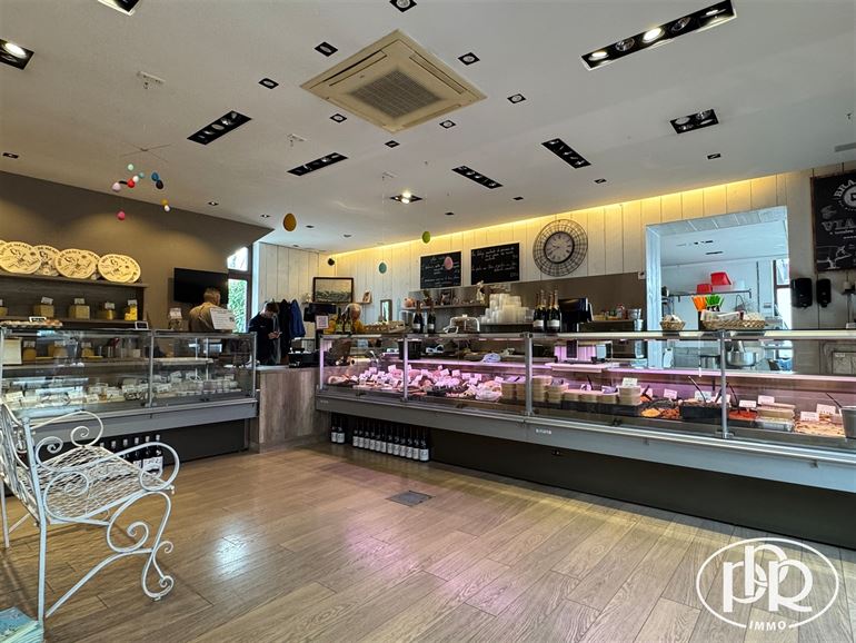 *** OFFRE ACCEPTÉE *** Immeuble avec revenu locatif annuel ± 46.000 €.