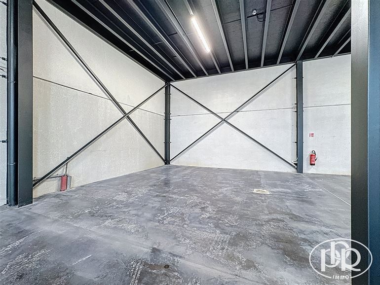 Zoning Nord, parking, accès aisé