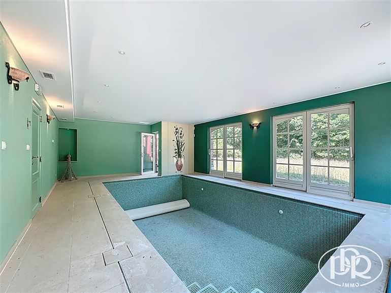 Ensemble immobilier polyvalent, parkings