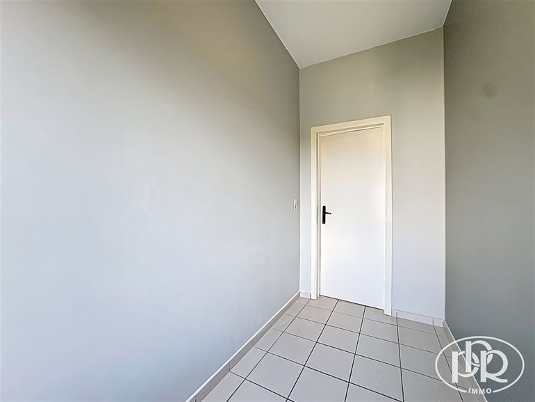 ***SIGNATURE DE BAIL EN COURS*** RÉNOVÉ ! Bureau + Cave privative et machine à laver