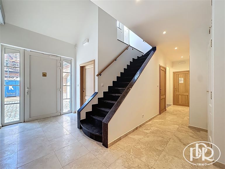 Ensemble immobilier polyvalent, parkings