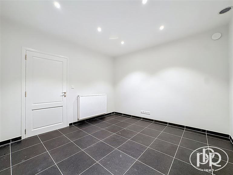 Ensemble immobilier polyvalent, parkings