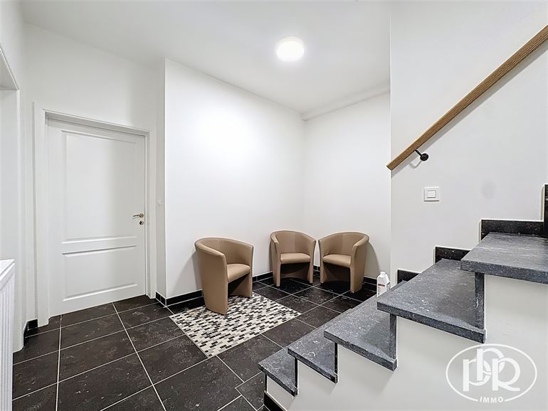 Ensemble immobilier polyvalent, parkings