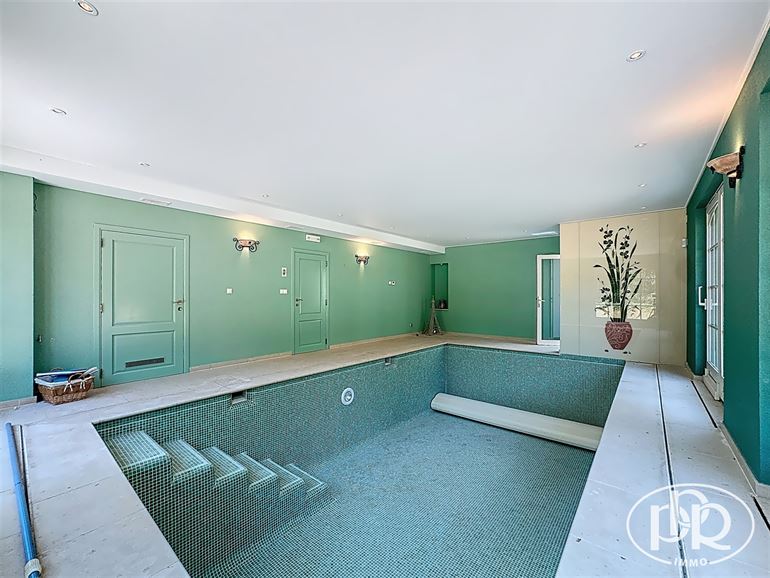 Ensemble immobilier polyvalent, parkings