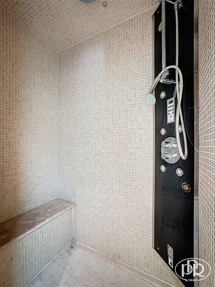 Ensemble immobilier polyvalent, parkings