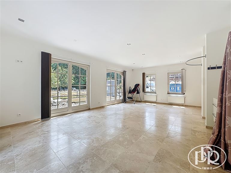 Ensemble immobilier polyvalent, parkings