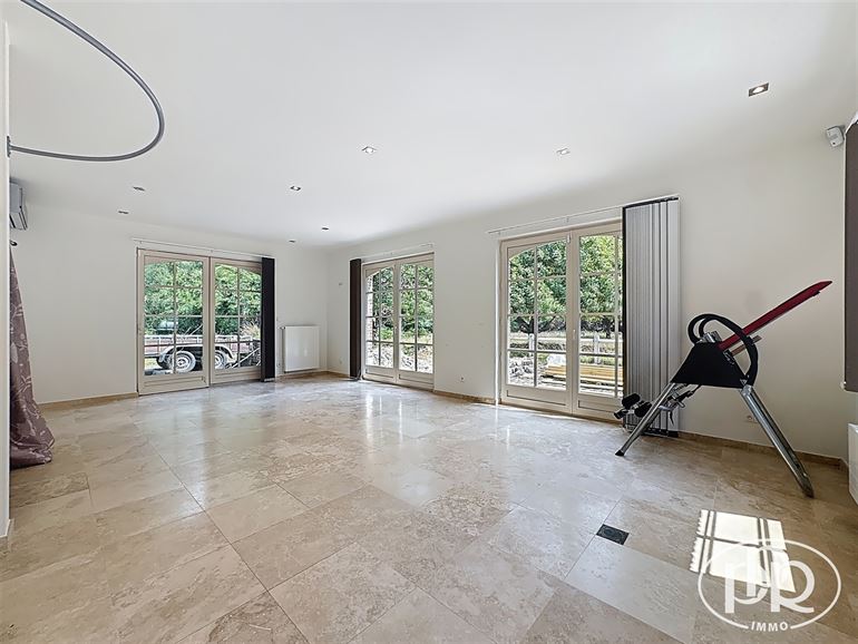 Ensemble immobilier polyvalent, parkings