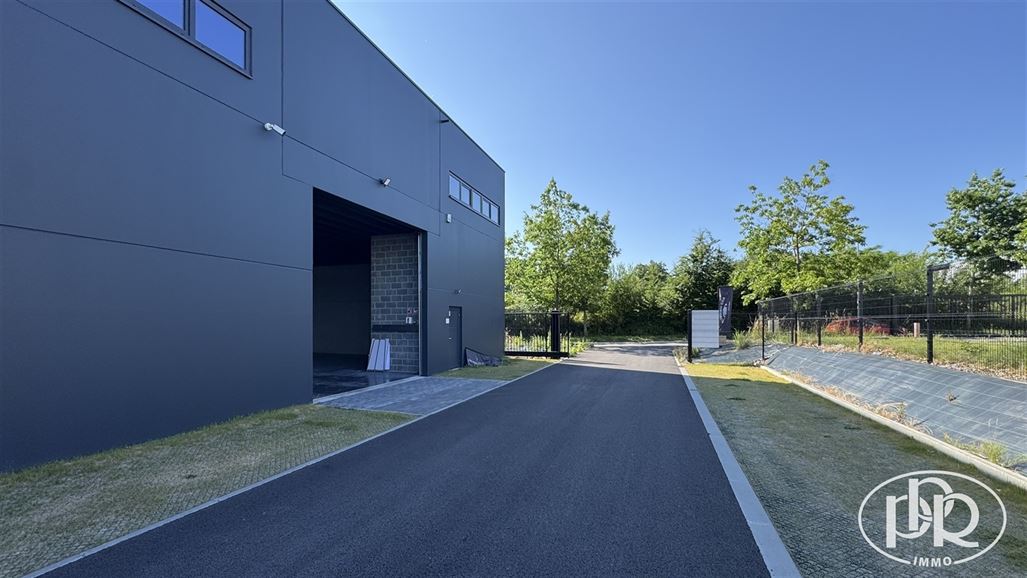 Zoning Nord, parking, accès aisé, casco