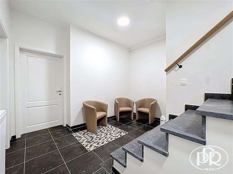 Ensemble immobilier polyvalent, parkings