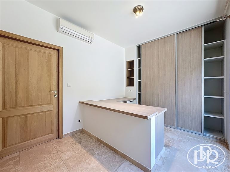 Ensemble immobilier polyvalent, parkings