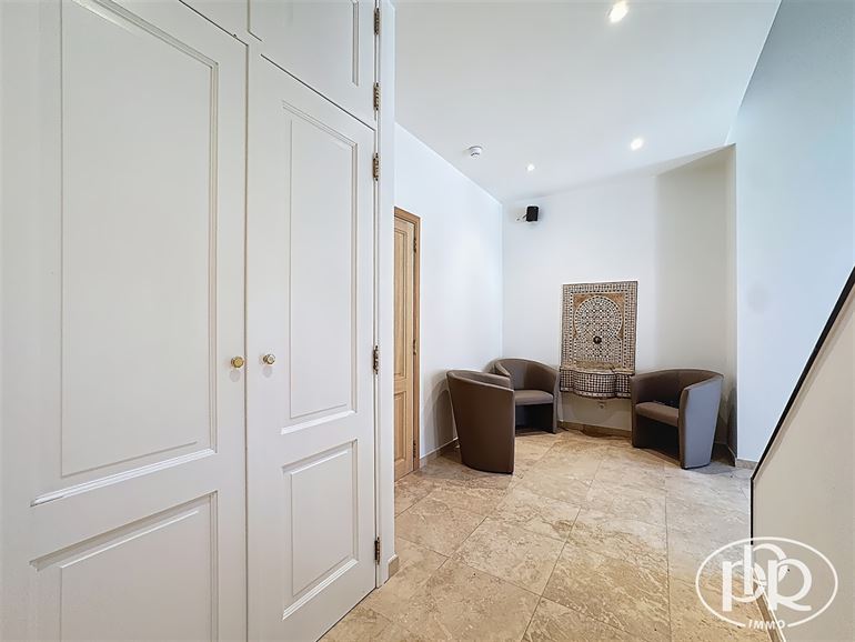 Ensemble immobilier polyvalent, parkings