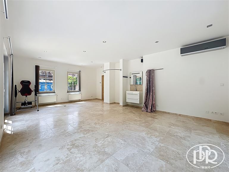 Ensemble immobilier polyvalent, parkings