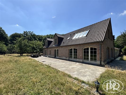 Ensemble immobilier polyvalent de ± 245 m² répartis sur deux niveaux complètement rénové en 2025. Parking 10 à 15 places, terrasse et jardin