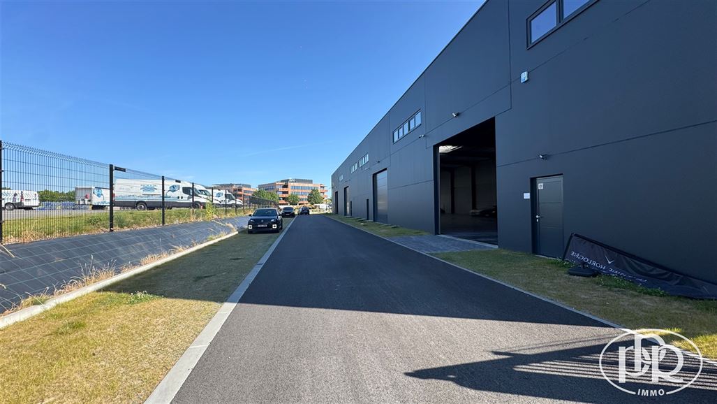 Zoning Nord, parking, accès aisé