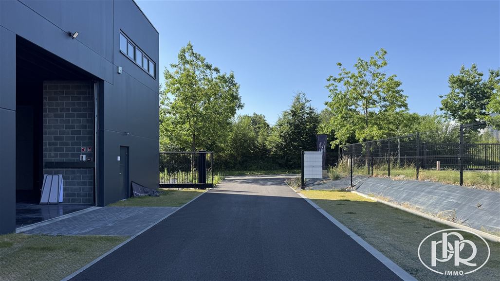 Zoning Nord, parking, accès aisé