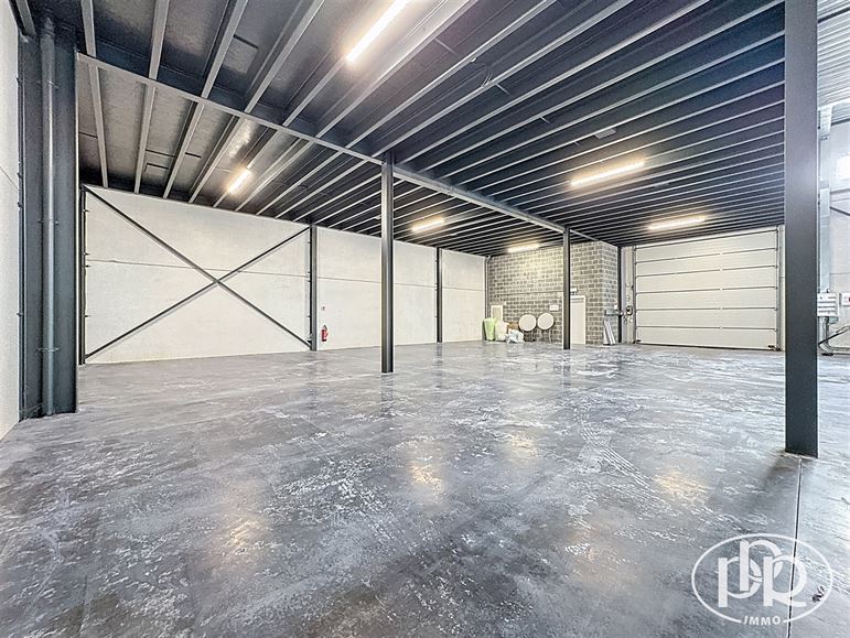 Zoning Nord, parking, accès aisé