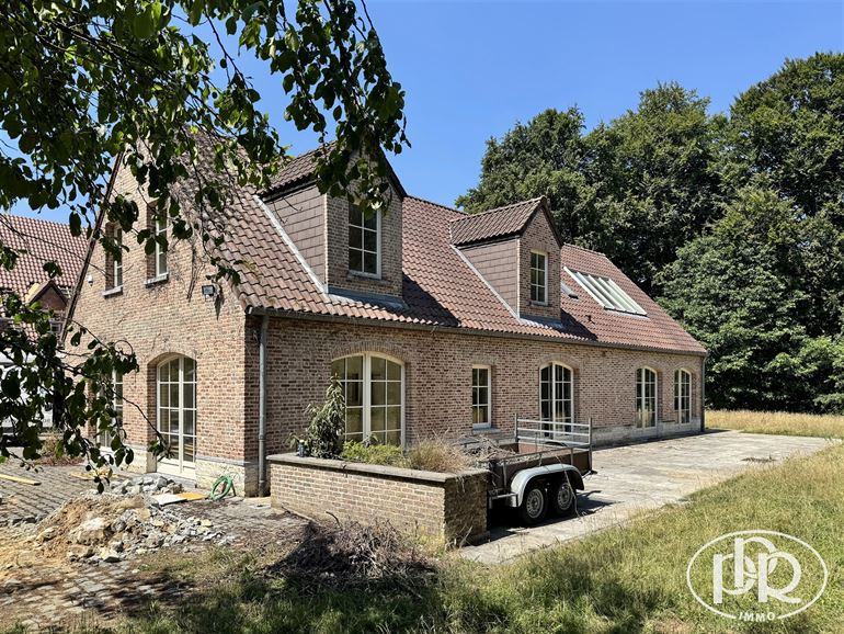 Ensemble immobilier polyvalent, parkings