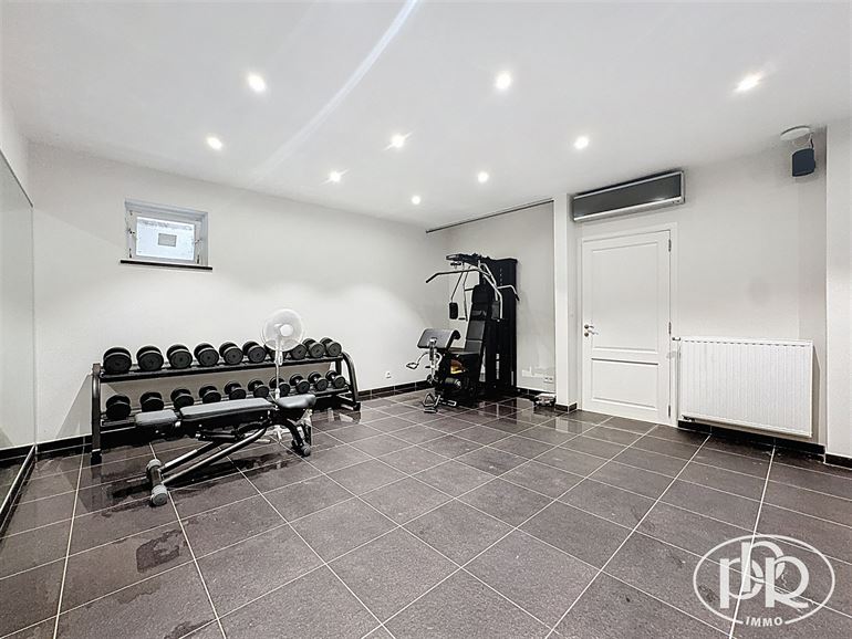 Ensemble immobilier polyvalent, parkings