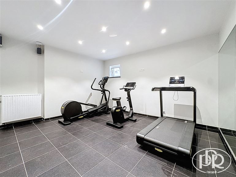 Ensemble immobilier polyvalent, parkings