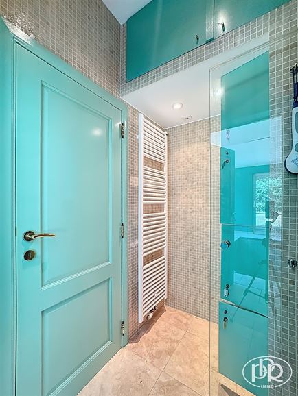 Ensemble immobilier polyvalent, parkings