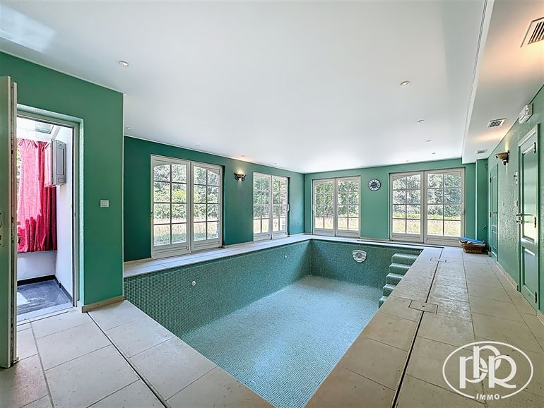 Ensemble immobilier polyvalent, parkings