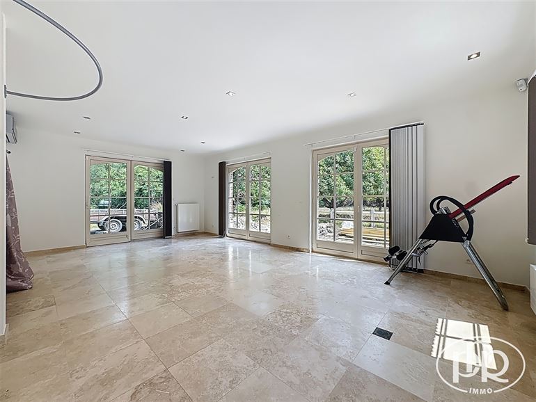 Ensemble immobilier polyvalent, parkings