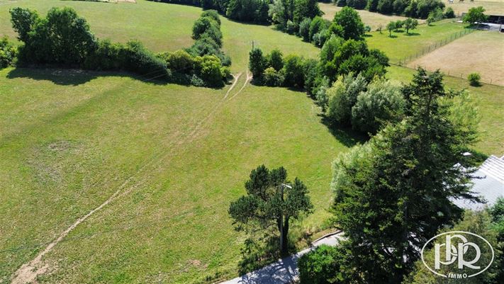 TERRAIN d’une superficie totale de ± 31 ares 76 ca. Situation au calme d’une rue à très faible passage. Orientation SO