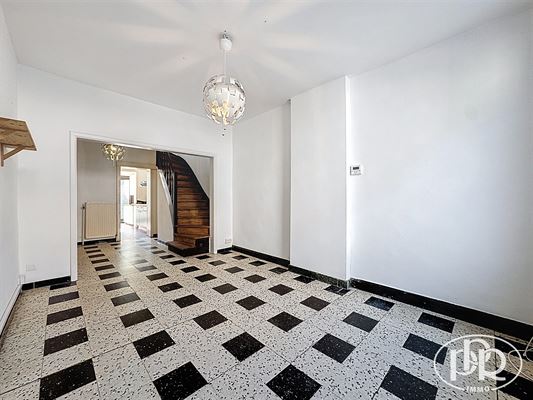 *** SIGNATURE DE BAIL EN COURS *** MAISON 2 Ch ± 93 m² avec Séjour - Cuisine avec Coin à déj. - Buanderie - Poss. Bureau - Sdd - Caves - Dépendance et Jardin SUD de ± 100 m²