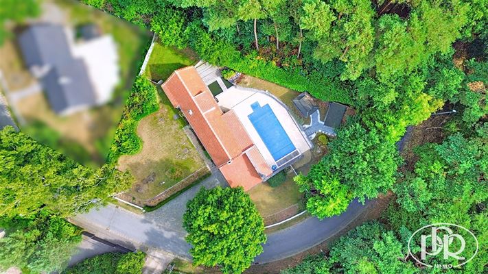 Propriété de charme de ± 191m² habitables, 3 chambres + bureau, sur un terrain de ± 17,79 ares.